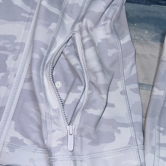 Lululemon Define Jacket *Luxtreme
Incognito Camo Jacquard Alpine White Starlight - Picture 6 of 6